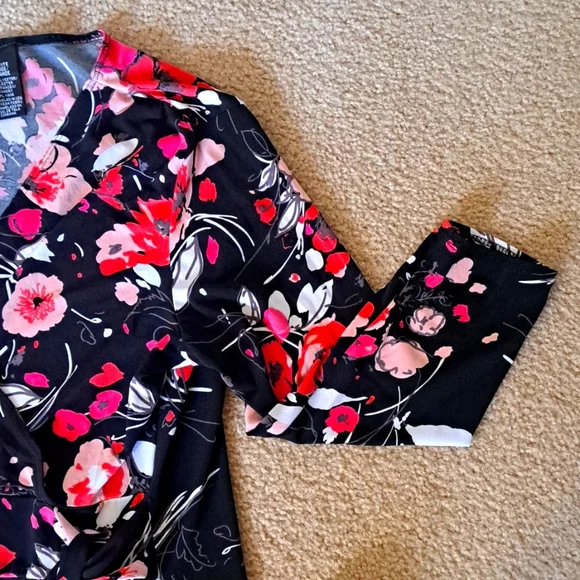 LARGE MIX IT FLORAL TOP - Picture 3 of 7